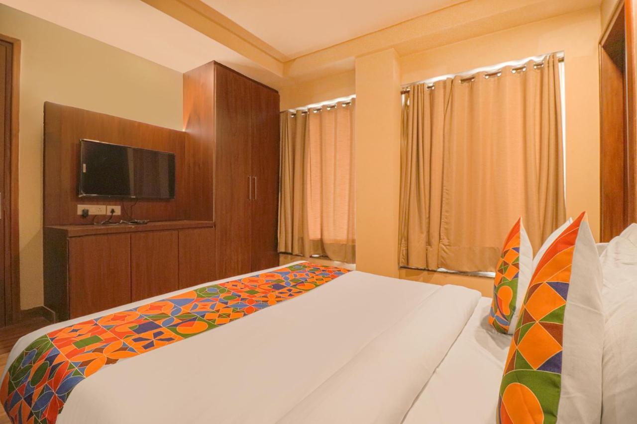 Fabhotel Prime Shanit Delhi  Bagian luar foto